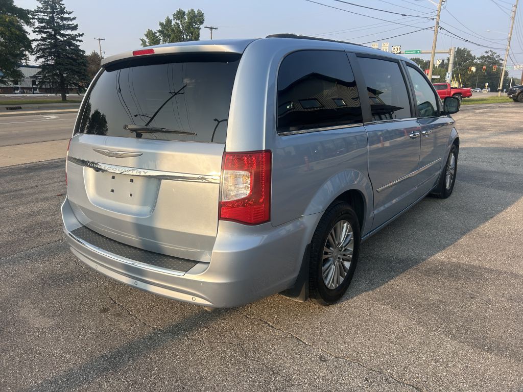 2016 Chrysler Town & Country Image 3