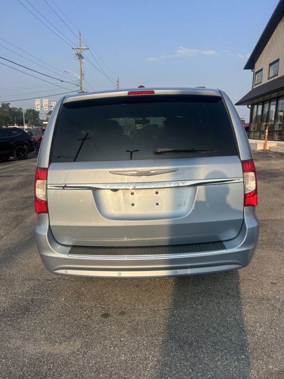 2016 Chrysler Town & Country Image 4