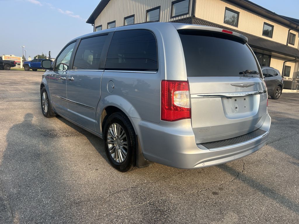 2016 Chrysler Town & Country Image 5
