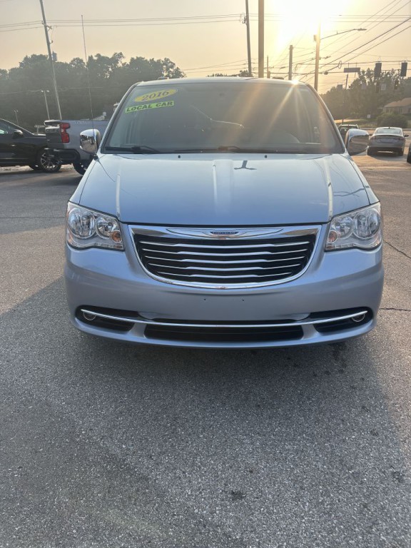 2016 Chrysler Town & Country Image 8