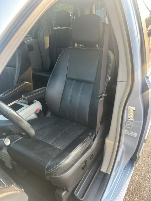 2016 Chrysler Town & Country Image 12