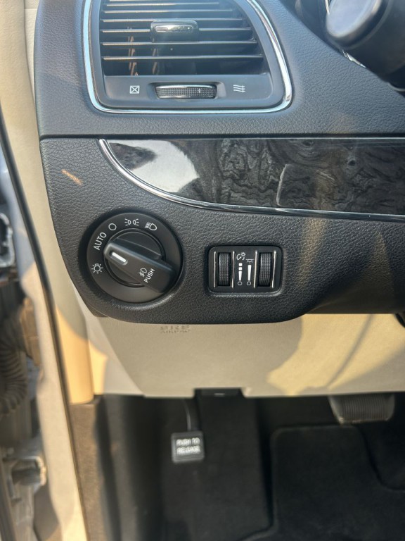 2016 Chrysler Town & Country Image 13