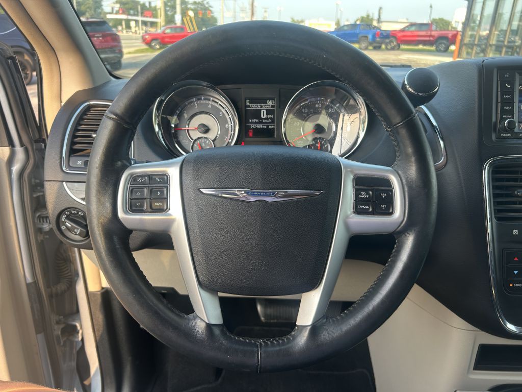 2016 Chrysler Town & Country Image 14