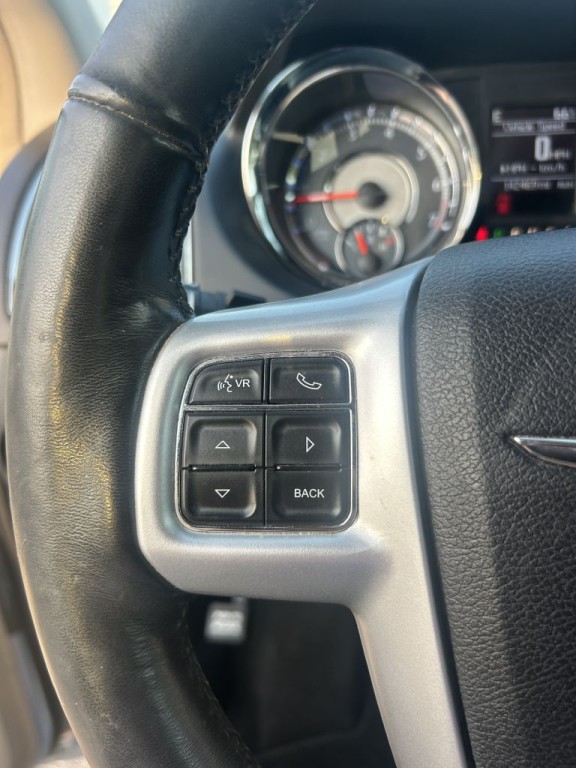 2016 Chrysler Town & Country Image 15