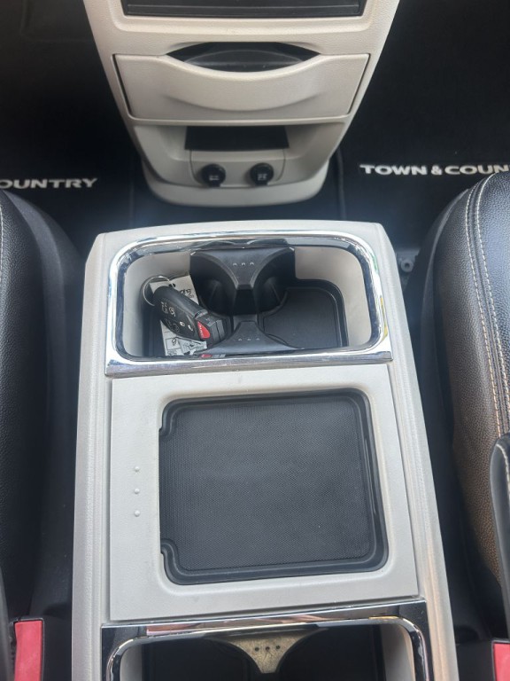 2016 Chrysler Town & Country Image 20