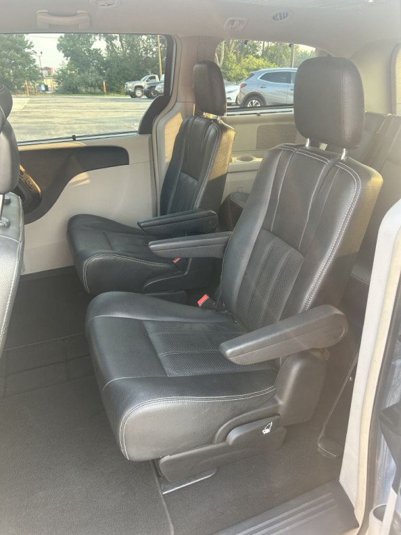 2016 Chrysler Town & Country Image 21