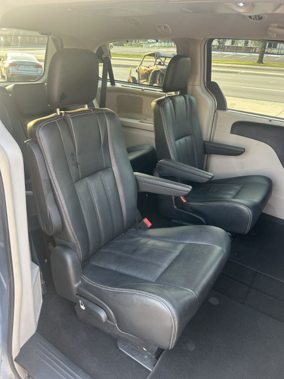 2016 Chrysler Town & Country Image 24