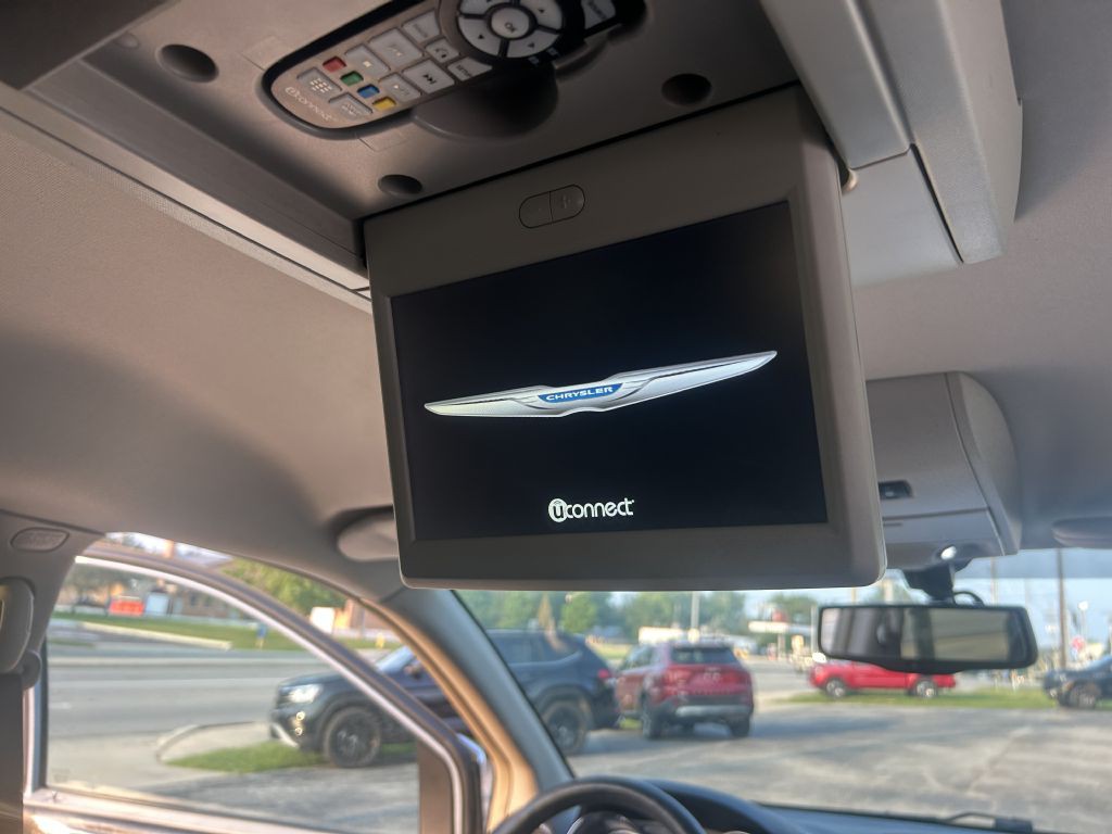 2016 Chrysler Town & Country Image 25