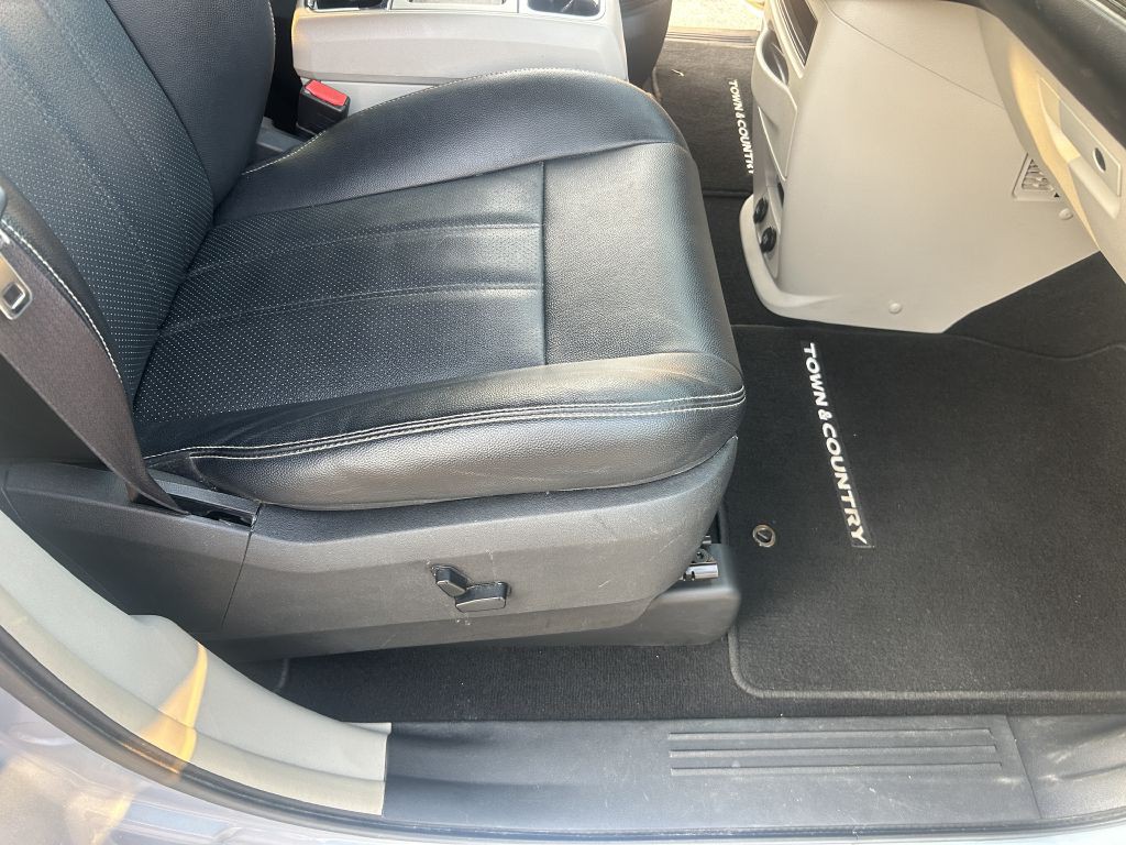 2016 Chrysler Town & Country Image 26