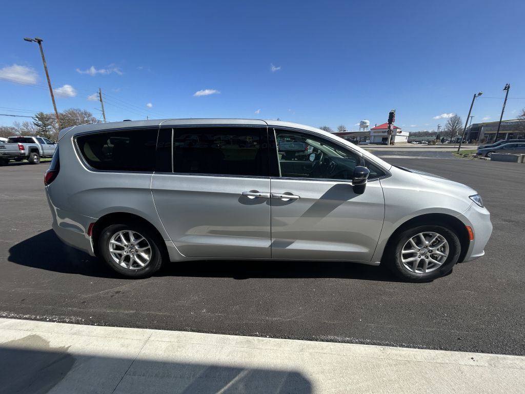 2024 Chrysler Pacifica Image 5