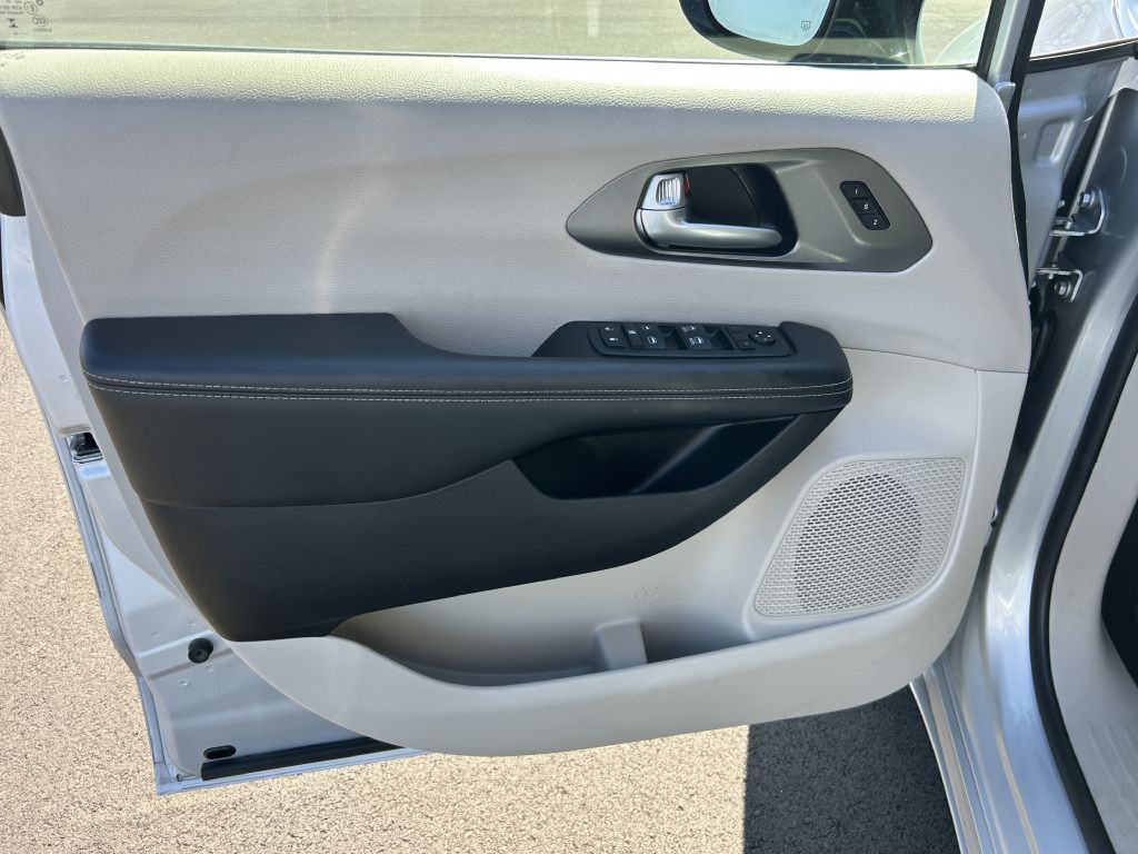 2024 Chrysler Pacifica Image 8