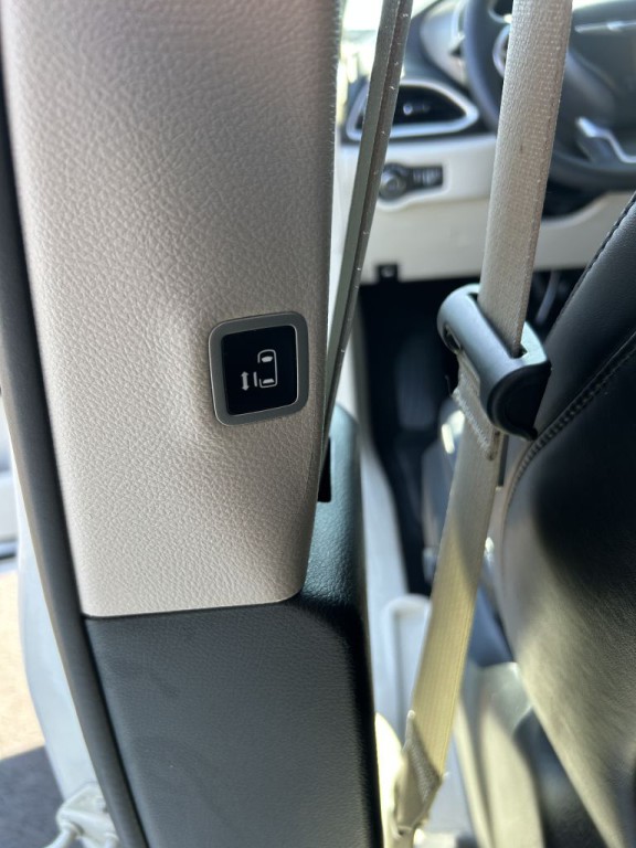 2024 Chrysler Pacifica Image 21