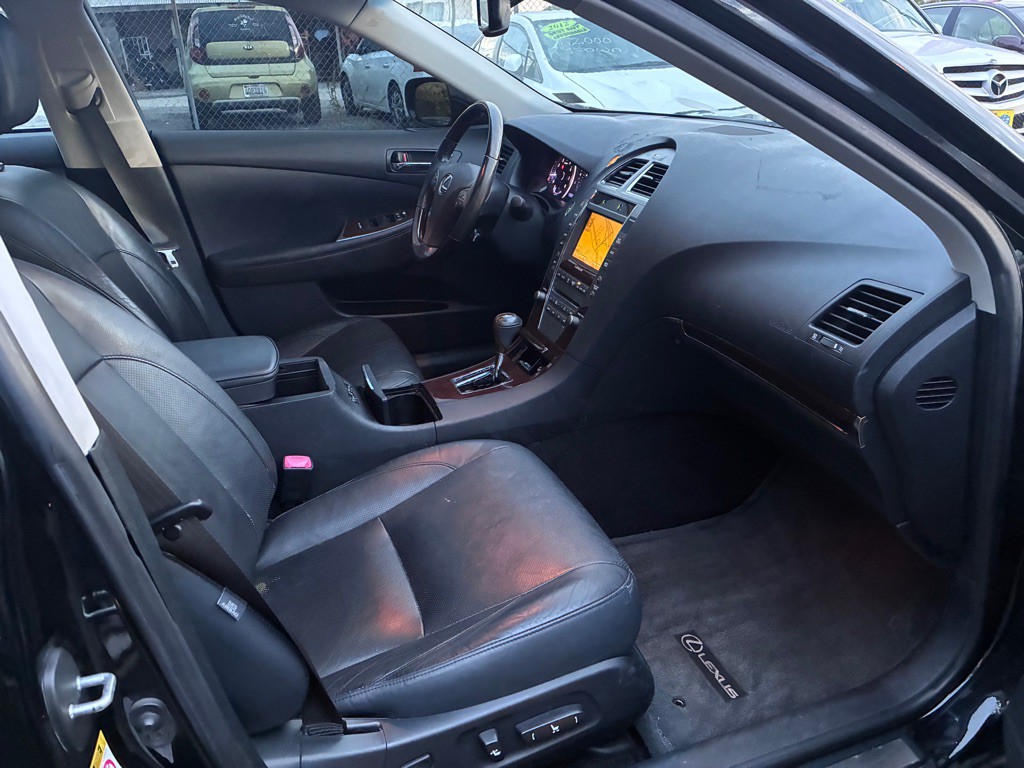 2011 Lexus ES Image 10