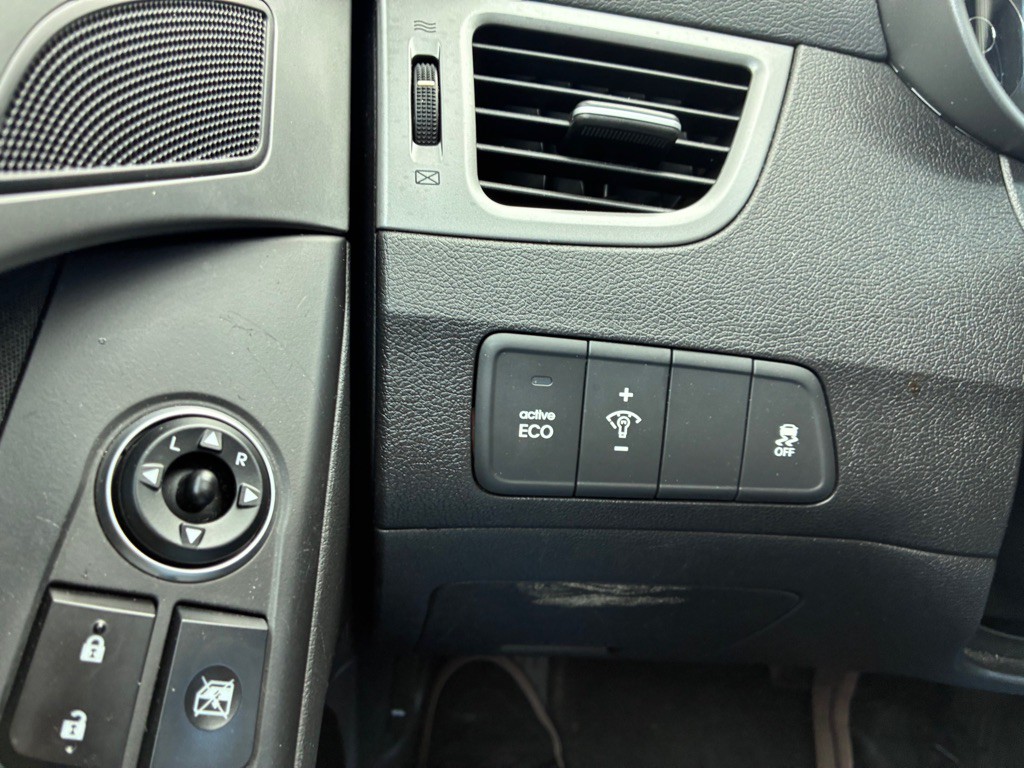 2016 Hyundai Elantra Image 11