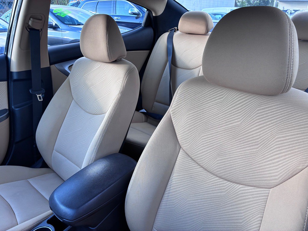 2013 Hyundai Elantra Image 19