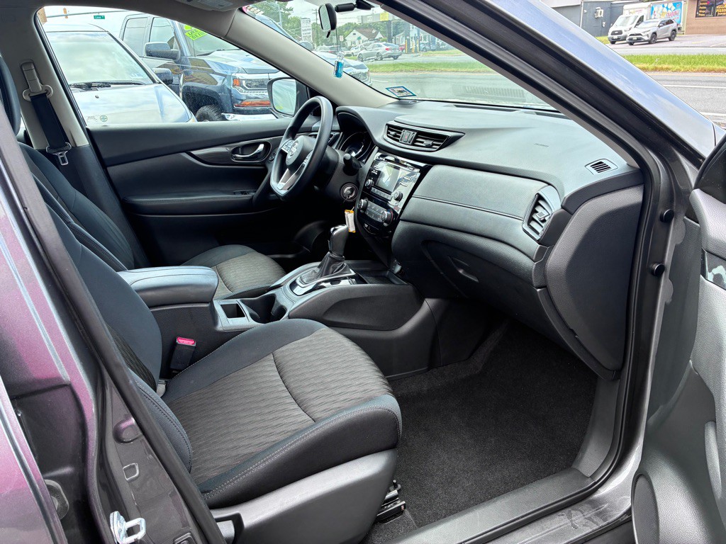 2017 Nissan Rogue Image 28