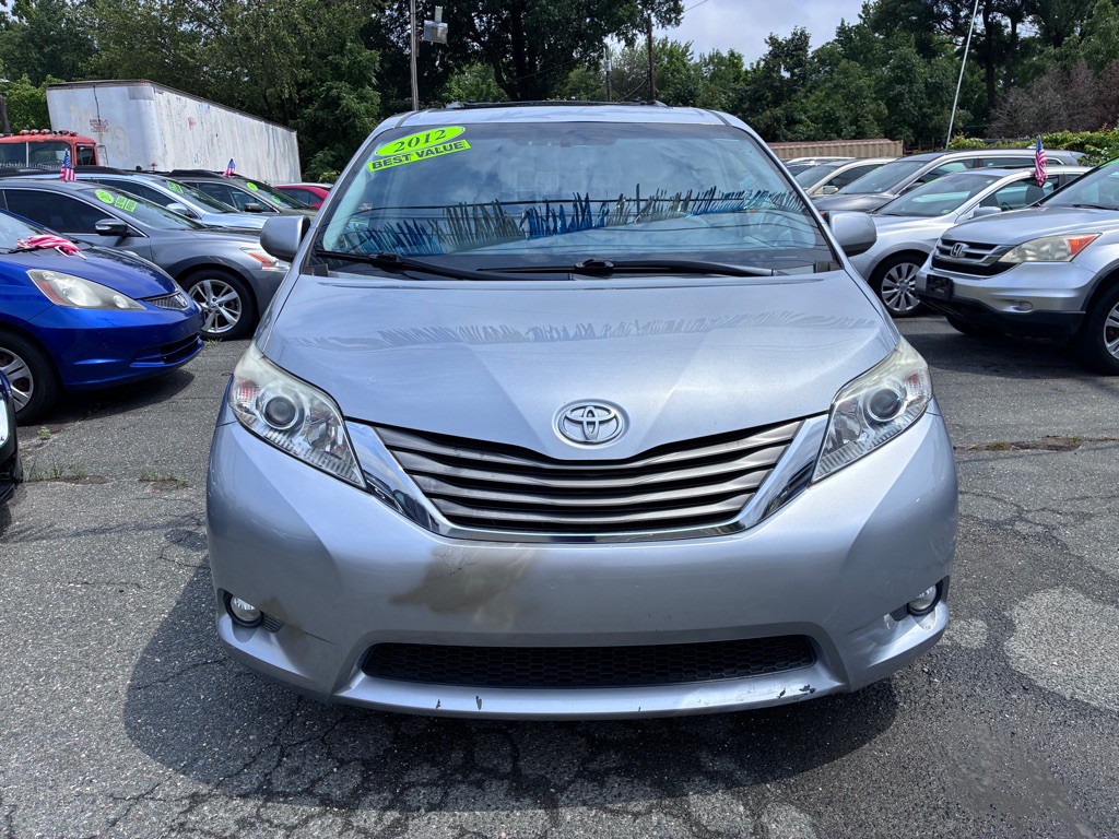2012 Toyota Sienna Image 2