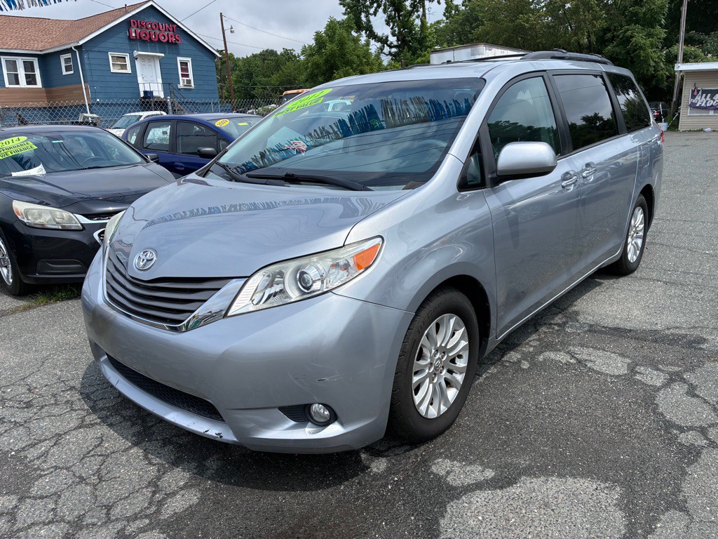 2012 Toyota Sienna Image 3