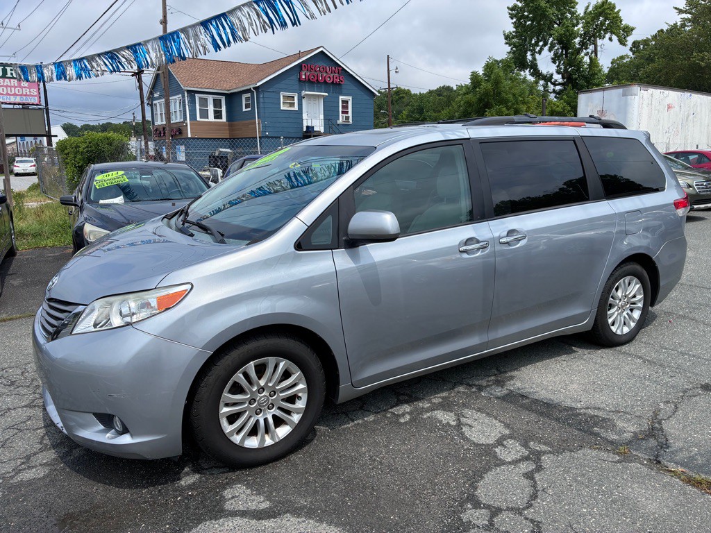 2012 Toyota Sienna Image 4