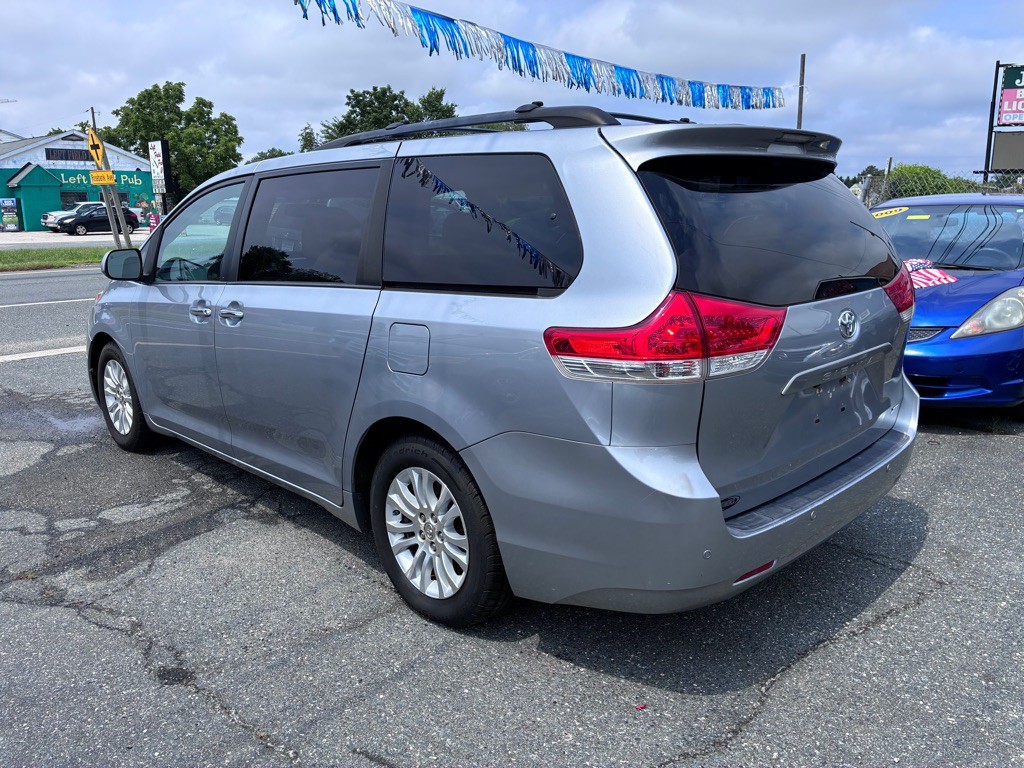 2012 Toyota Sienna Image 5