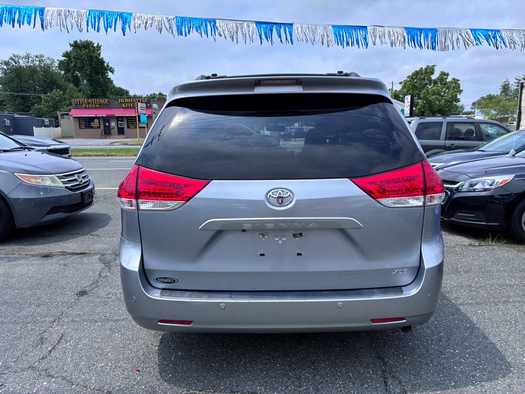 2012 Toyota Sienna Image 6