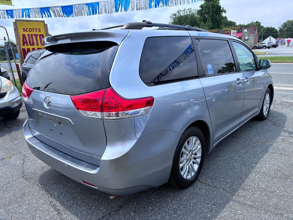 2012 Toyota Sienna Image 7