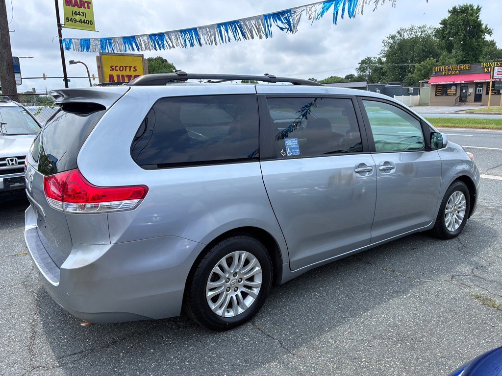 2012 Toyota Sienna Image 8