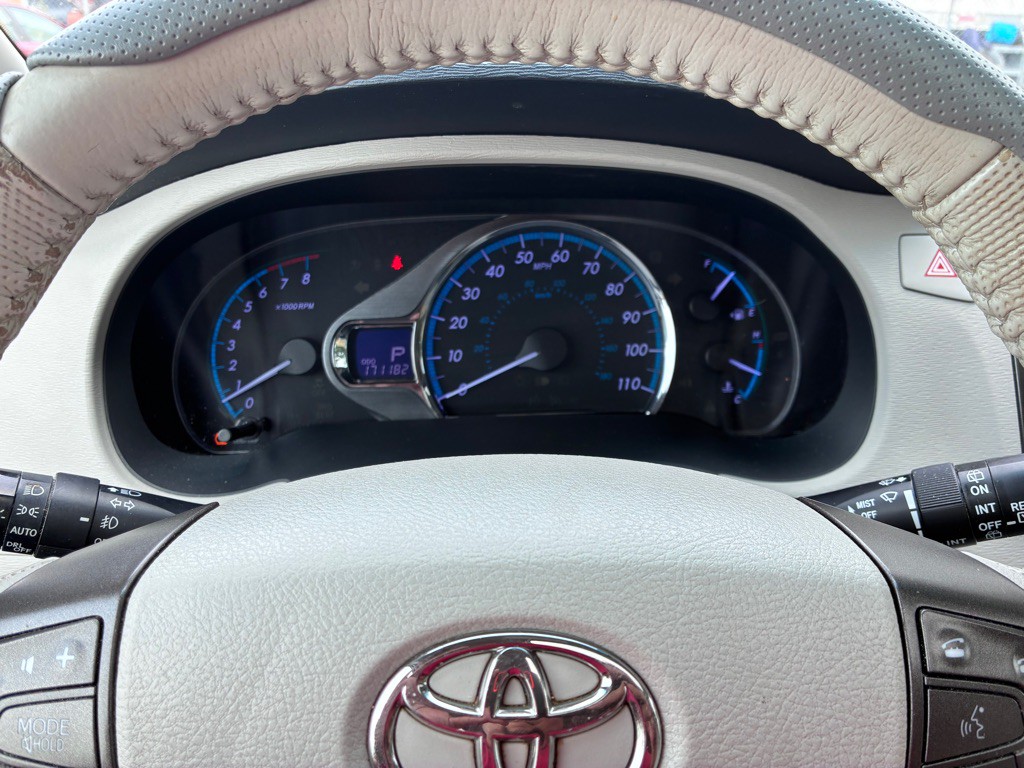 2012 Toyota Sienna Image 9