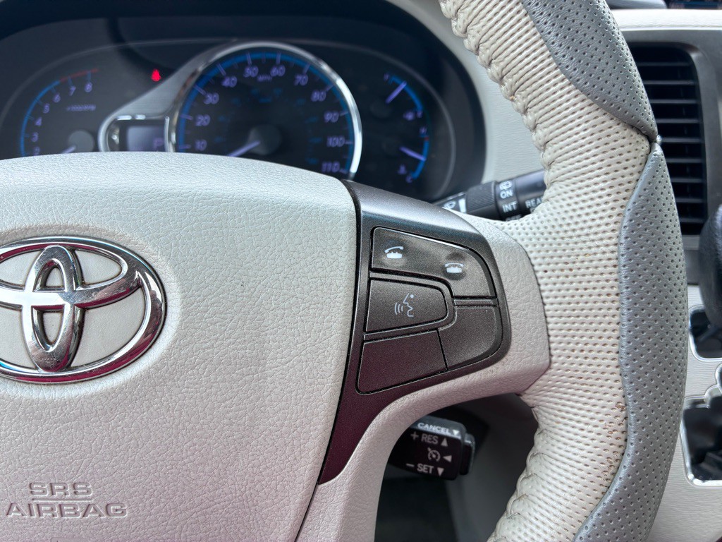 2012 Toyota Sienna Image 11