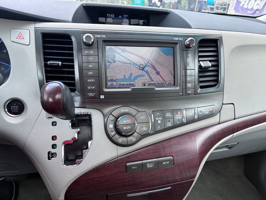 2012 Toyota Sienna Image 12