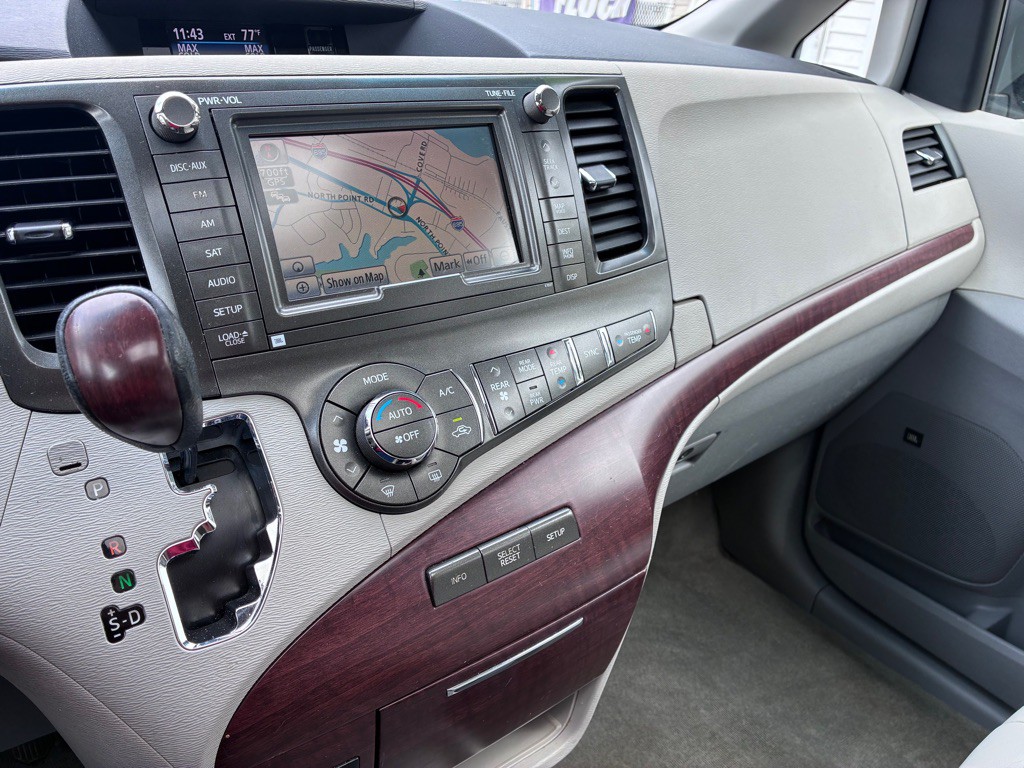 2012 Toyota Sienna Image 13