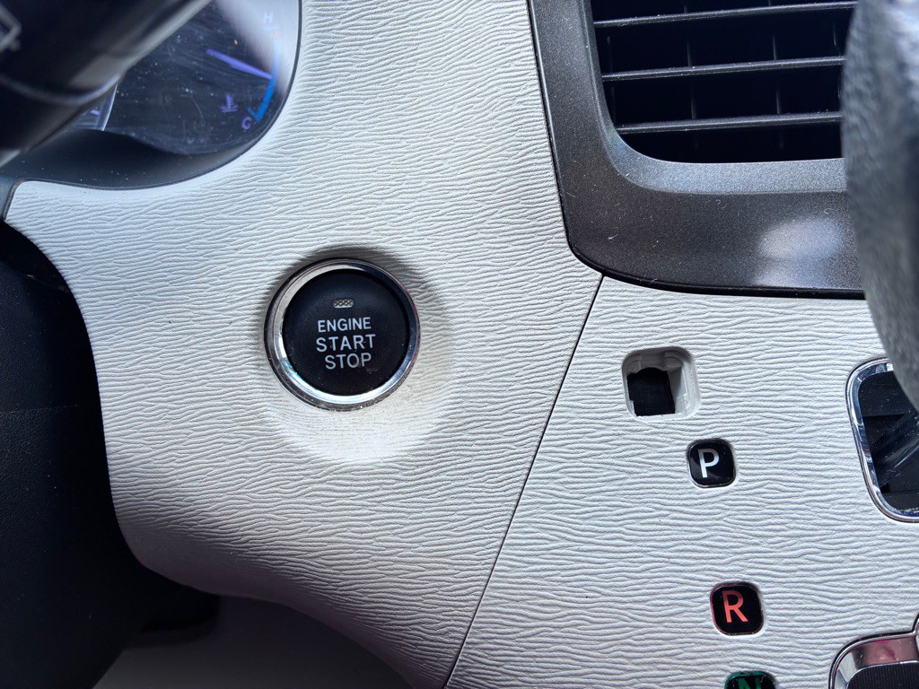 2012 Toyota Sienna Image 16