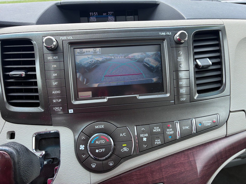 2012 Toyota Sienna Image 17