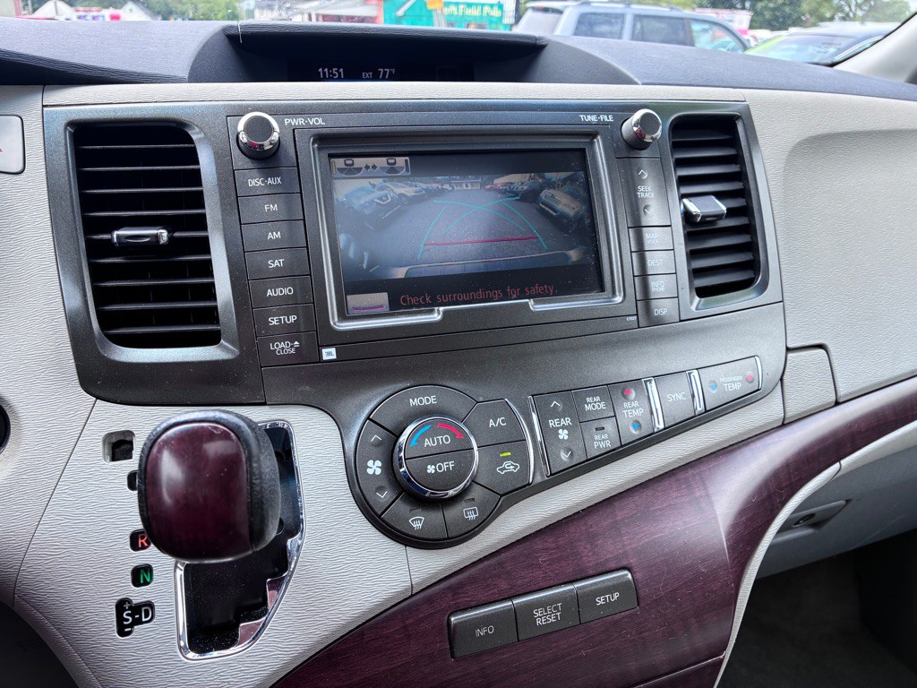 2012 Toyota Sienna Image 18