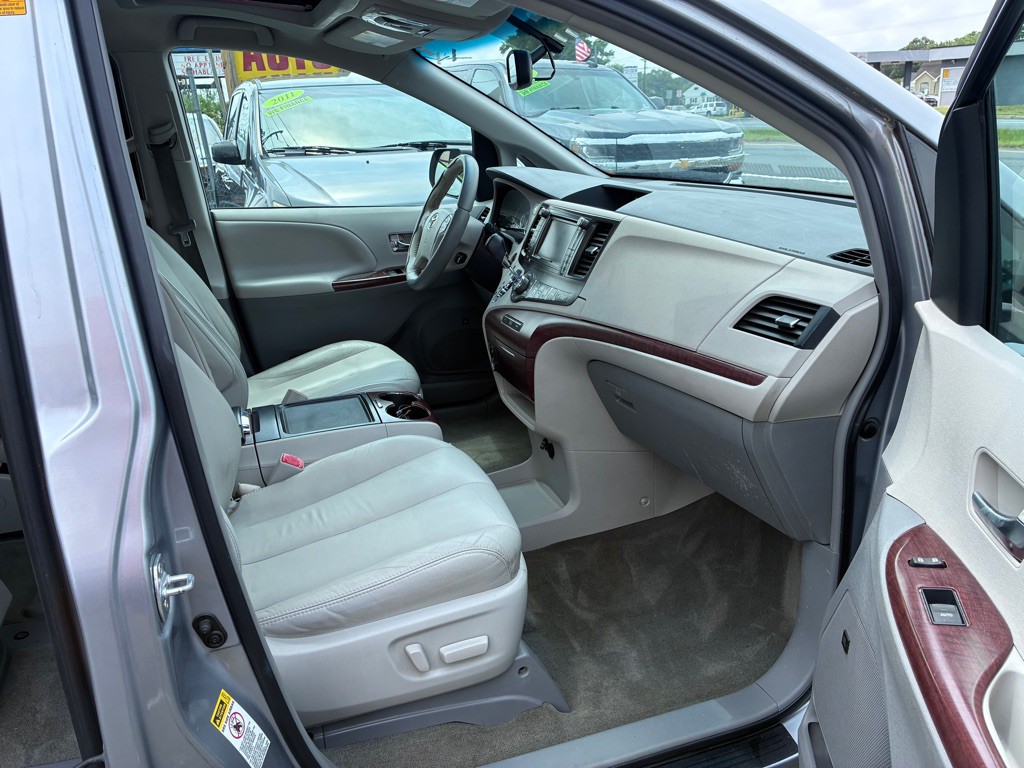 2012 Toyota Sienna Image 19