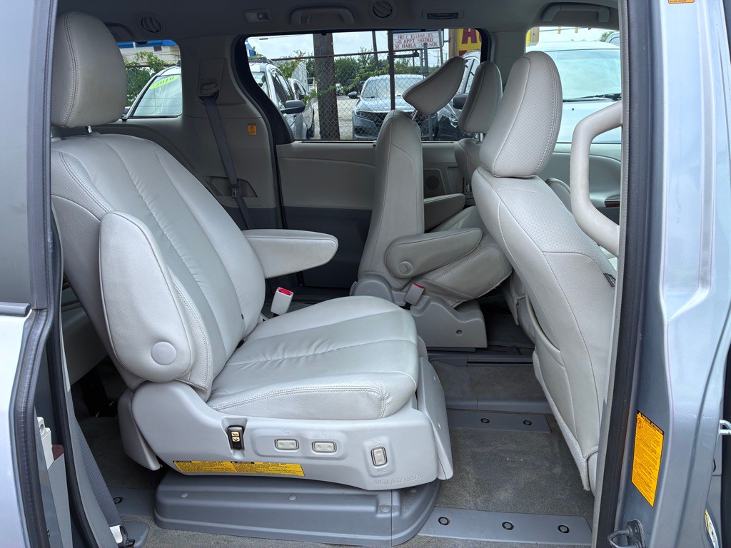 2012 Toyota Sienna Image 20