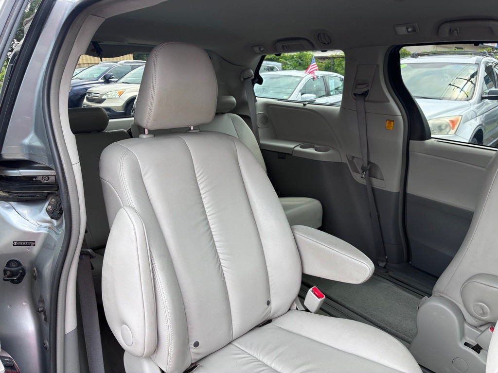 2012 Toyota Sienna Image 21