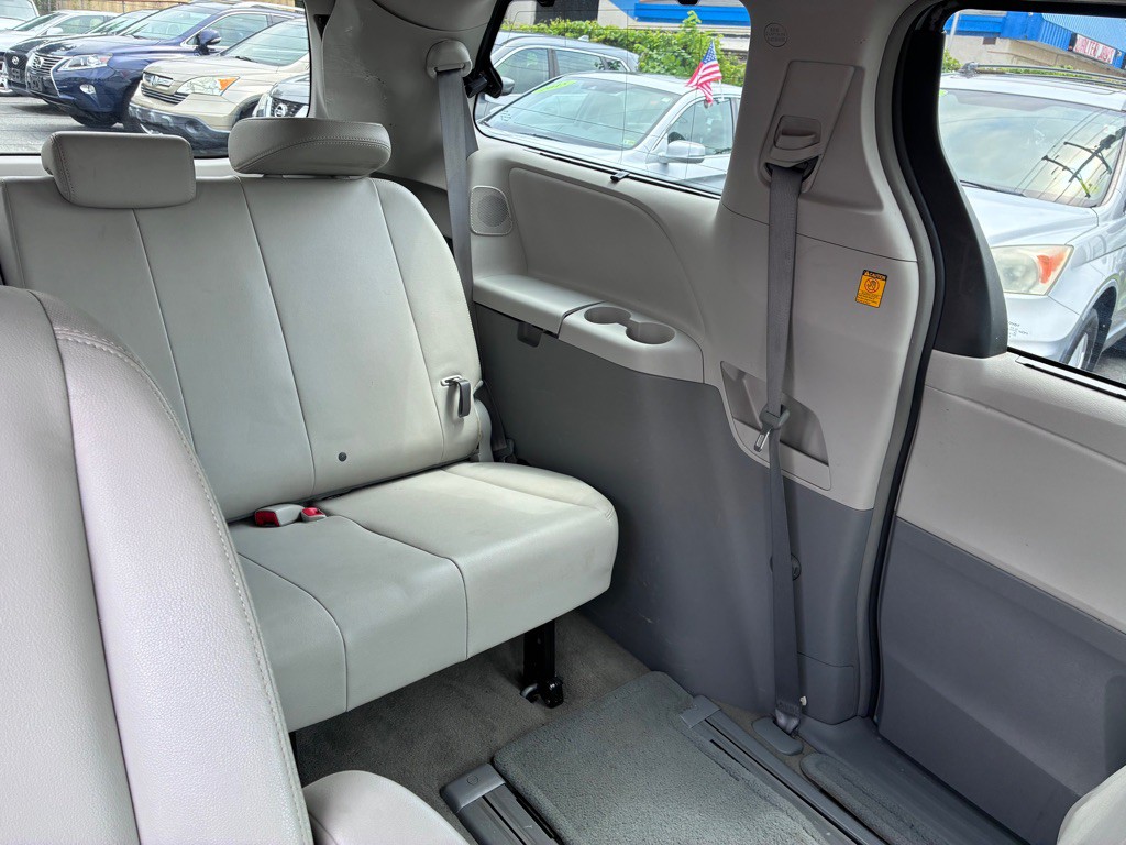 2012 Toyota Sienna Image 22
