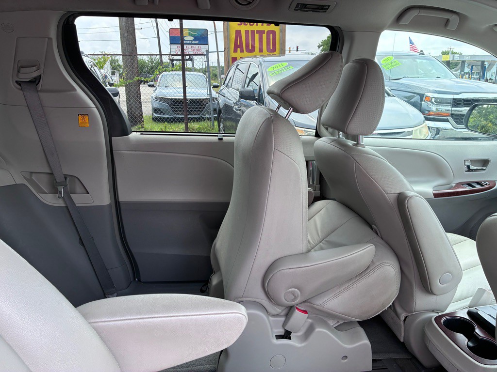2012 Toyota Sienna Image 23