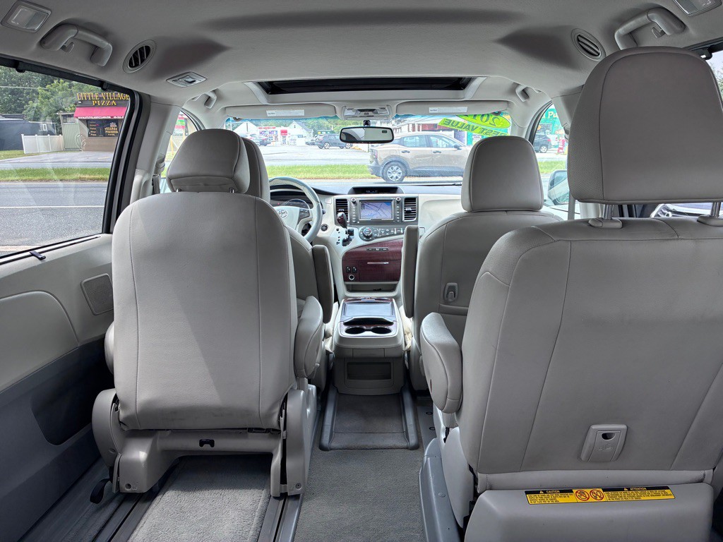 2012 Toyota Sienna Image 24