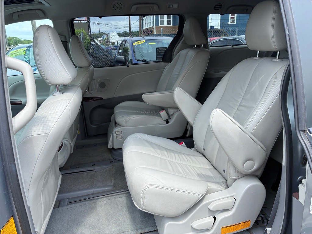 2012 Toyota Sienna Image 25