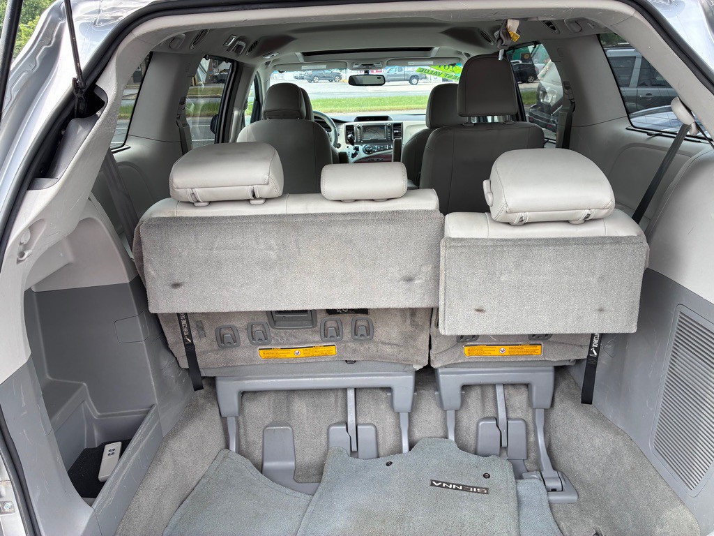 2012 Toyota Sienna Image 26