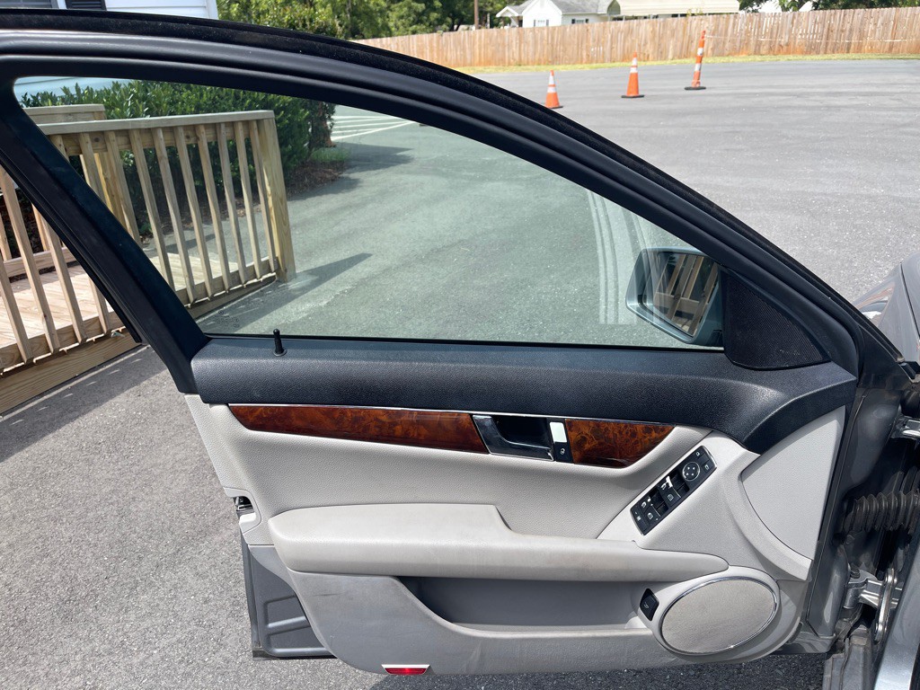 2010 Mercedes-Benz C-Class Image 10