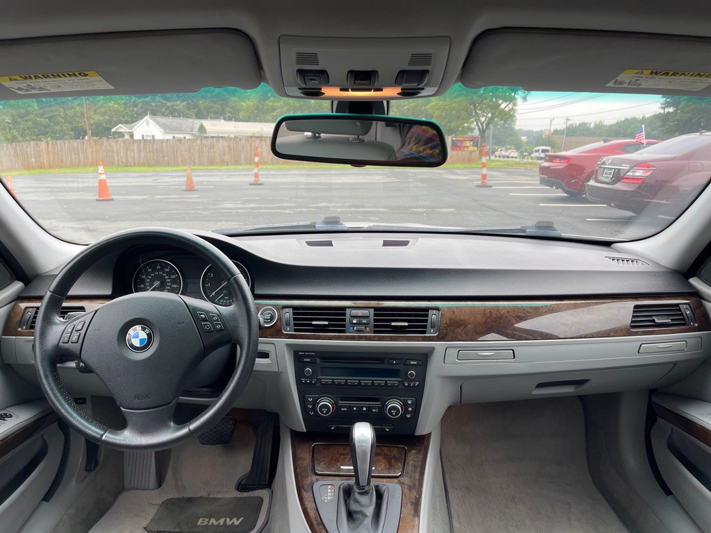 2009 BMW 3 Series Image 17
