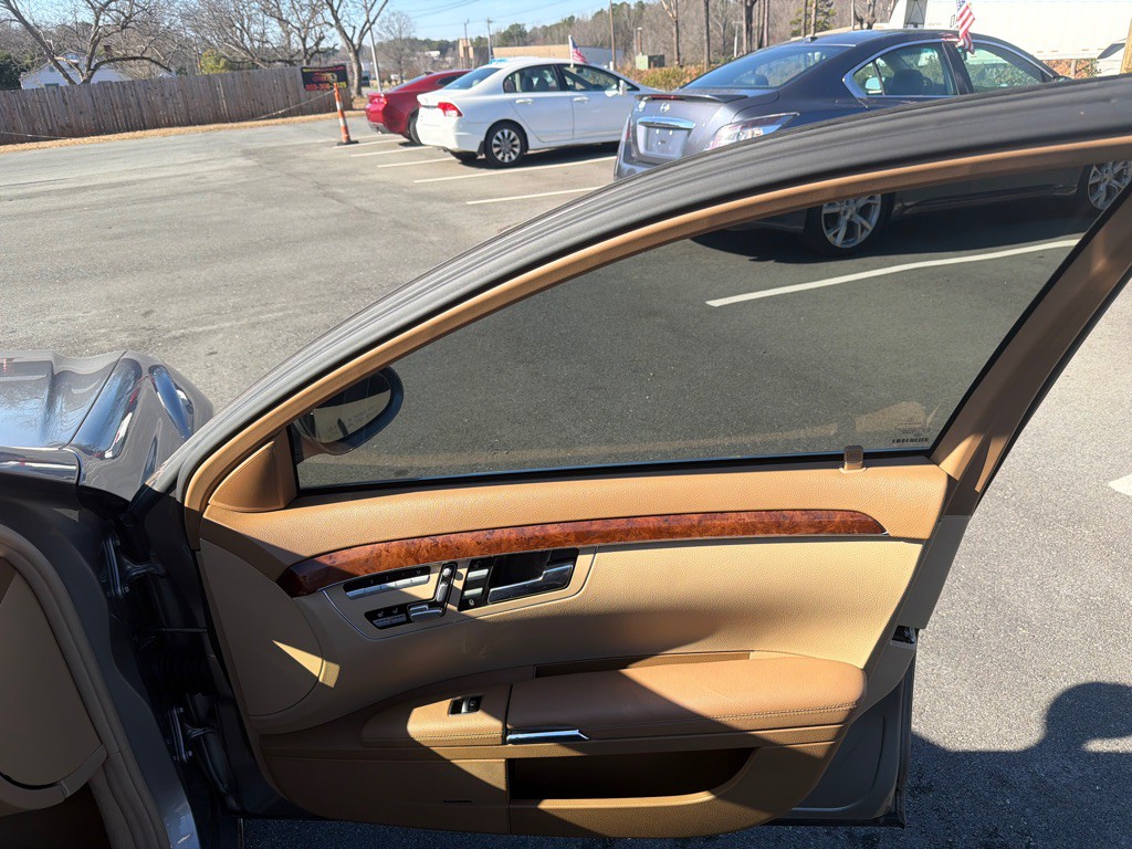 2009 Mercedes-Benz S-Class Image 16