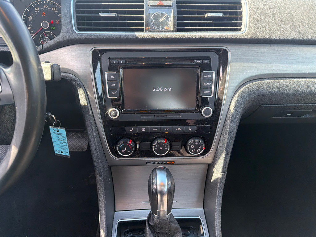 2014 Volkswagen Passat Image 19