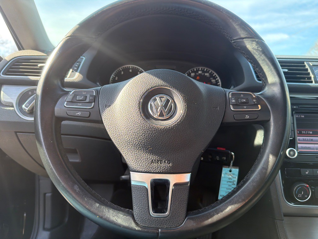 2014 Volkswagen Passat Image 22