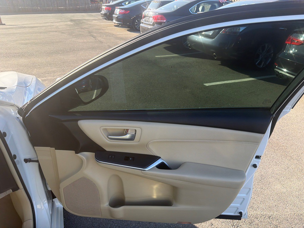 2015 Toyota Camry Image 16