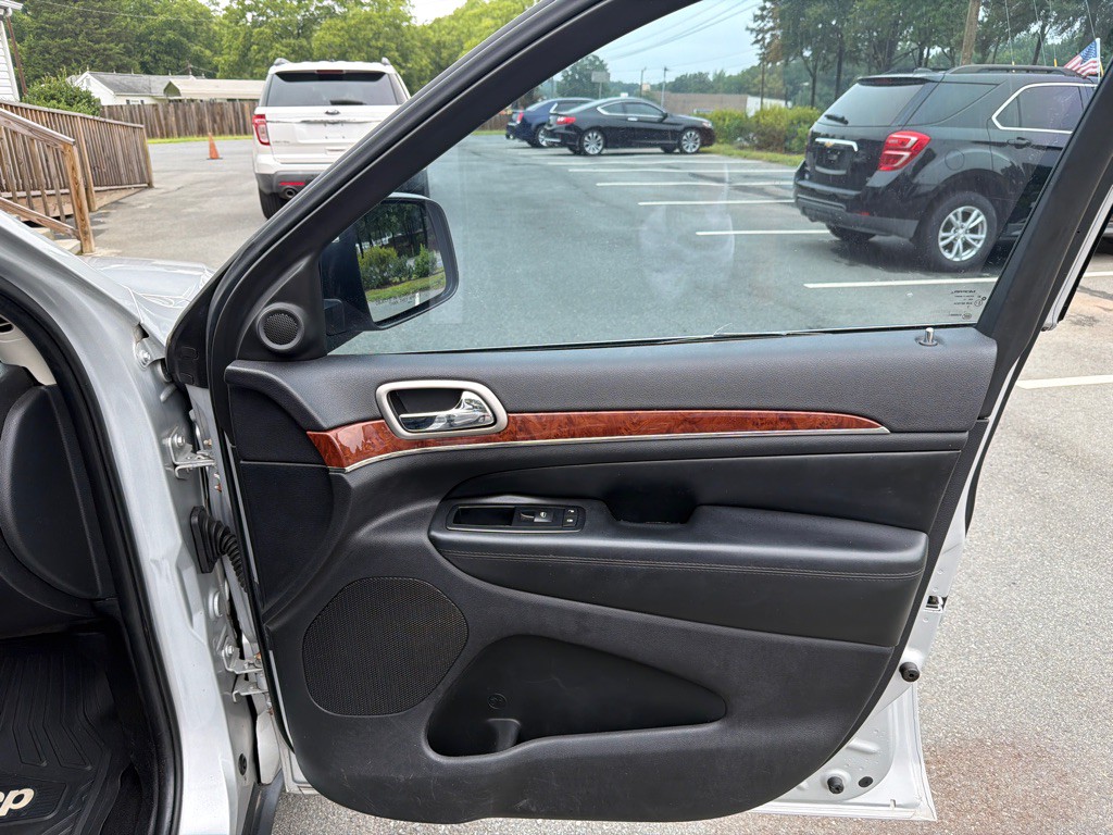 2012 Jeep Grand Cherokee Image 16