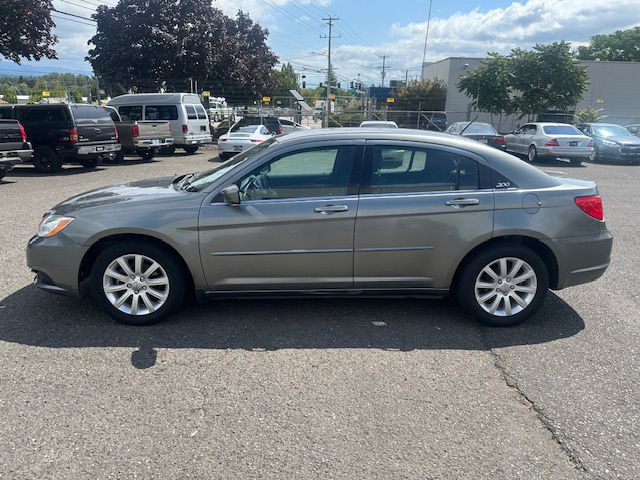 2013 Chrysler 200 Image 2